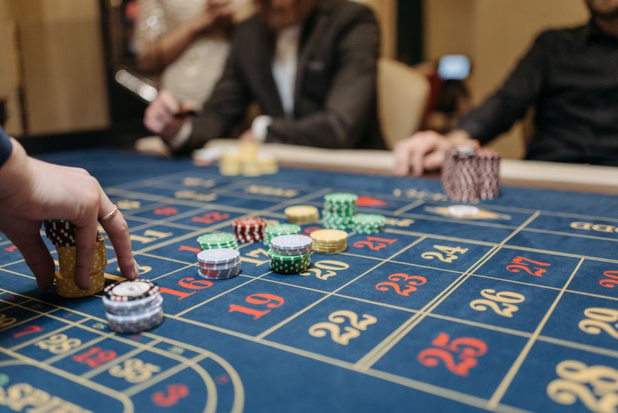 Cip kasino ditumpuk di samping roda roulette