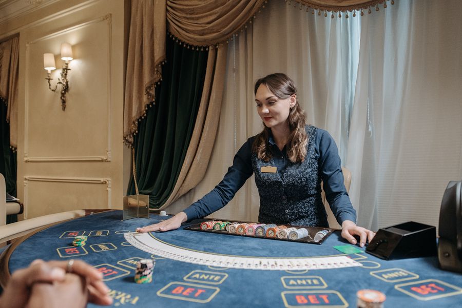 Dealer membagikan kartu di meja permainan