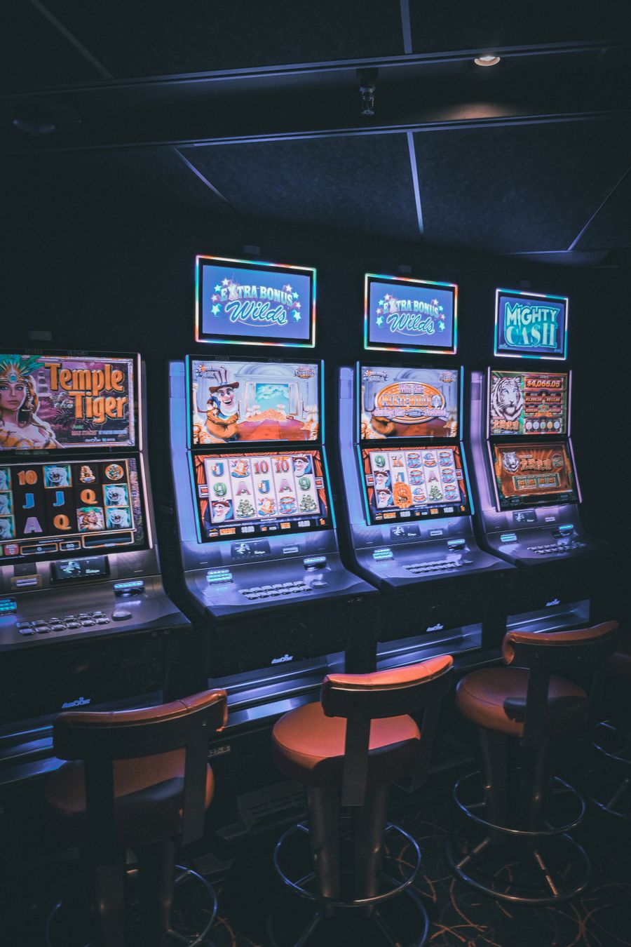 Mesin slot modern dengan lampu neon